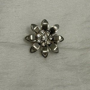 Lovely Little Silver Tone Flower Power Brooch w Super Sparkly Rhinestone Center